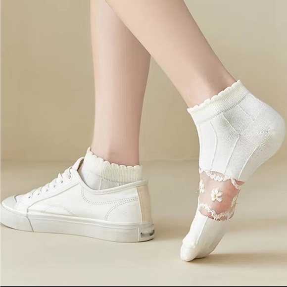 Women’s Floral Lace White Socks 5 Pairs - Picture 9 of 10